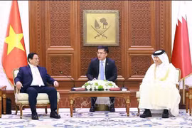 El primer ministro vietnamita, Pham Minh Chinh (primero, izquieda), conversa con el presidente del Consejo de la Shura de Qatar, Hassan bin Abdulla Al-Ghanim (primero, derecha). (Foto: VNA)