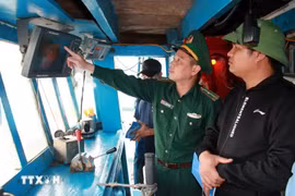 Revisan sistema de monitoreo de una embarcación (Foto: VNA)