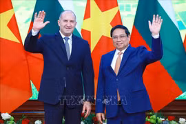 El presidente búlgaro, Rumen Radev, y el primer ministro de Vietnam, Pham Minh Chinh (a la derecha). (Foto: VNA)