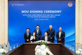 Firma del memorando de entendimiento entre el Grupo VinFast y el Sindicato de Choferes del estado de Durango (Foto: VNA)