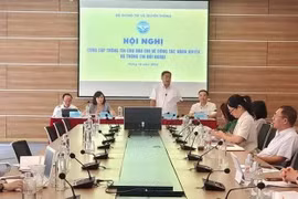 En la conferencia (Foto: https://www.qdnd.vn/)
