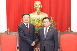 Nguyen Xuan Thang, miembro del Buró Político, presidente del Consejo Teórico Central y director de la Academia Nacional de Política Ho Chi Minh, recibe a Qu Qingshan, miembro del Comité Central del PCCh y director del Instituto de Historia y Literatura del PCCh. (Foto: VNA)