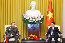 El presidente vietnamita, Luong Cuong (derecha), conversa con el ministro de Defensa de Belarús, Khrenin Viktor Gennadievich (Foto: VNA)