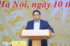 El primer ministro de Vietnam, Pham Minh Chinh, preside la primera reunión del Comité Directivo Central para la erradicación de las viviendas temporales y deterioradas. (Foto: VNA)