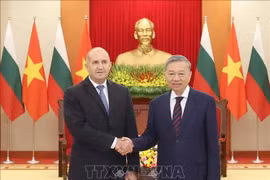 El secretario general del PCV, To Lam (derecha), recibe al presidente búlgaro, Rumen Radev (Foto: VNA)