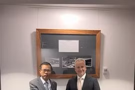 El embajador de Vietnam en Canberra, Pham Hung Tam (izquierda), se reúne con el subsecretario del Departamento de Defensa de Australia Hugh Jeffrey (Foto: VNA)