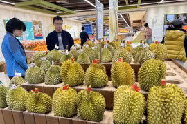 Venta de durian en el supermercado Guo Shuhao, Beijing. (Foto: VNA)