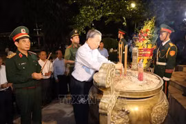 El secretario general del PCV y presidente de Vietnam, To Lam, ofrece incienso a los héroes caídos (Foto: VNA)