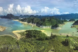 Majestuosa y poética belleza del lago Hoa Binh en Vietnam