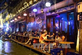 Restaurantes y bares en Hanoi reabren a público tras cierre temporal por COVID-19