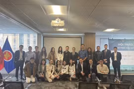 Jóvenes vietnamitas buscan oportunidades de empleos en el mundo 