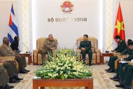 Ministro de Defensa de Vietnam recibe a funcionario militar cubano