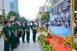 Exhibición fotográfica rinde homenaje a extinto expremier vietnamita Vo Van Kiet