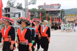 Colores culturales del mercado de Bao Lac en Cao Bang