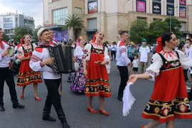 Efectúan carnaval callejero en Semana de Festival Hue 2022
