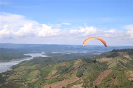 Nutrida participación en torneo de parapente en provincia vietnamita