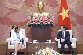 Presidente de Parlamento vietnamita recibe a embajadora neozelandesa 