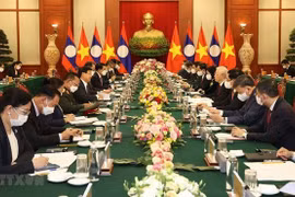 Visita oficial del premier laosiano a Vietnam evidencia lazos especiales binacionales