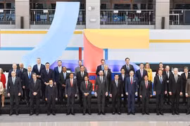 Premier vietnamita asiste a la Cumbre conmemorativa del 45 aniversario de los nexos ASEAN-UE