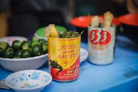 Degustar fideos con pollo cocido en lata de cerveza en Hanoi