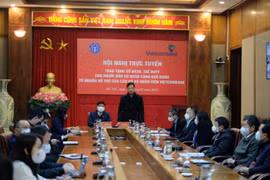Entregan libretas de seguros social y de salud a los necesitados en Vietnam
