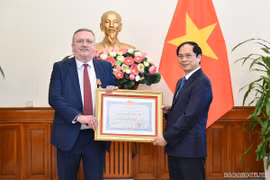 Entregan Orden de Amistad al embajador húngaro en Vietnam