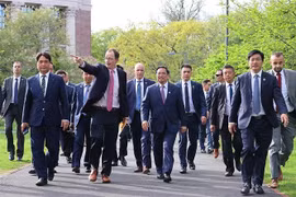 Premier vietnamita asiste a diálogo sobre orientaciones de desarrollo con profesores de Universidad Harvard