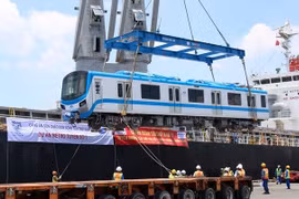 Dos últimos vagones de la línea de metro 1 llegan a Ciudad Ho Chi Minh 