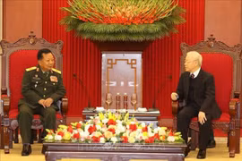 Dirigentes vietnamitas reciben al ministro de Defensa de Laos