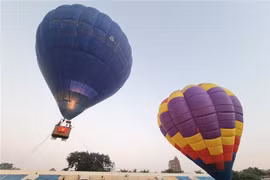Contemplan belleza de ciudadela antigua a través de Festival de Globos Aerostáticos