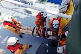 Fuerza de rescate vietnamita traslada a pescador accidentado en alta mar 