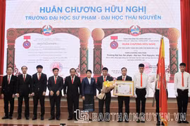 Entregan Orden de Amistad de Estado de Laos a la universidad vietnamita