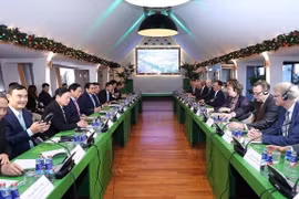 Primer ministro vietnamita se reúne con representantes empresariales holandeses 