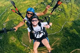 Cien pilotos vietnamitas y foráneos participan en Festival de Parapente Khau Pha