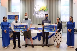 Entregan más de 50 mil tarjetas telefónicas gratuitas para turistas internacionales en Da Nang