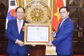 Vietnam entrega Medalla de la Amistad al embajador de Corea del Sur