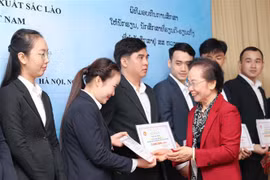 Vietnam entrega 200 becas a estudiantes de Laos