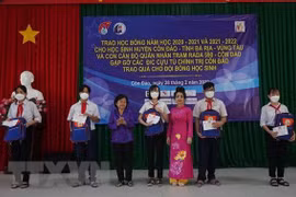 Otorgan becas a estudiantes desfavorecidos en isla vietnamita de Con Dao