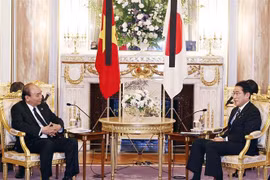 Presidente vietnamita dialoga con primer ministro japonés 