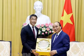 Presidente recibe a cónsul honorario de Vietnam en Suiza
