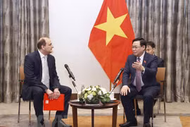 Presidente del Parlamento vietnamita recibe a representantes de algunas empresas húngaras