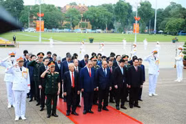 Dirigentes del Partido y Estado rinden homenaje al Presidente Ho Chi Minh