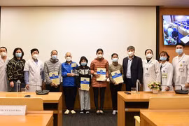 Entregan tarjetas de seguro médico a pacientes necesitados en Hanoi