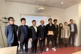 Exhortan a la comunidad vietnamita en Francia a ser más unida