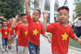 Padres y maestros manifiestan alegría por reapertura de jardines de infancia en Hanoi