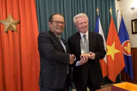 Entregan Premio de informaciones para el exterior de Vietnam a escritor checo