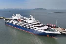 Provincia vietnamita de Quang Ninh recibe a crucero de cinco estrellas 