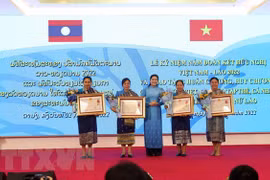 Otorgan distinción de Estado vietnamita a la Unión de Mujeres de Laos