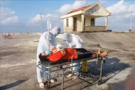 Operan con éxito a dos pescadores accidentados en el mar de Vietnam 