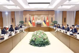  Presidente del Parlamento vietnamita sostiene conversación con su homóloga mozambiqueña